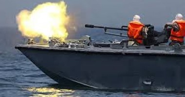 سفينة أمريكية تطلق أعيرة تحذيرية باتجاه زورق إيرانى