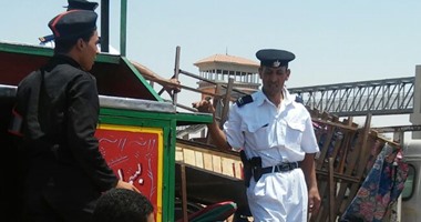 أمن القاهرة يداهم كورنيش النيل لتطهيره من الباعة ورفع الإشغالات