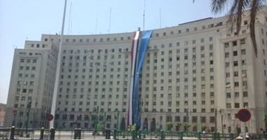 ميدان التحرير يتجمل استعداداً للاحتفال بافتتاح قناة السويس الجديدة