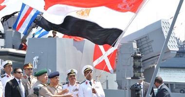 بالصور.. العلم المصرى يرفرف على الفرقاطة تحيا مصر