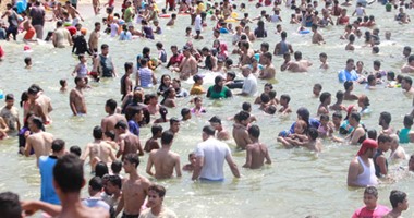 المصريون يهربون من حرارة الجو باللجوء للشواطئ