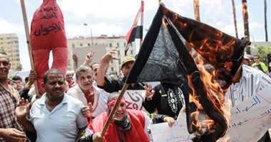 بالصور.. متظاهرو القائد إبراهيم يحرقون علم داعش تنديدا بالإرهاب فى سيناء