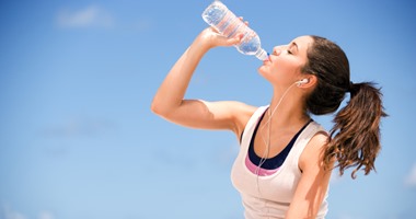 تحذير.. الإفراط فى شرب المياه والسوائل يقلل مستويات الصوديوم فى الجسم