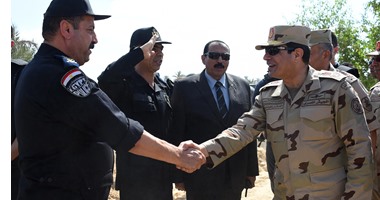 بالصور.. الرئيس السيسى يصافح عناصر الشرطة المدنية بشمال سيناء
