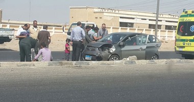 إصابة رجل وزوجته وأبنائهما الخمسة فى انقلاب سيارة على صحراوى المنيا
