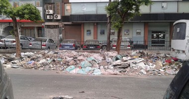 "واتس آب اليوم السابع".. تراكم القمامة فى شارع روض الفرج بشبرا