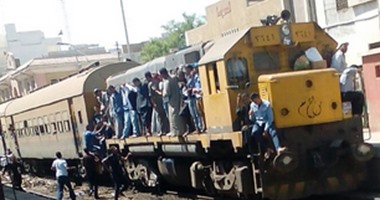 "واتس آب اليوم السابع": تراص مواطنين على عربة سائق لقطار أسيوط- سوهاج