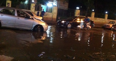 "واتس آب اليوم السابع".. غرق شارع ترعة الجبل بحدائق الزيتون فى مياه الصرف