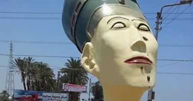 "ثوار الآثار" تطالب بإزالة تمثال "نفرتيتى" من المنيا ومحاسبة المسئول عنه