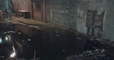 "واتس آب اليوم السابع": بالصور.. مياه الصرف تهدد 500 أسرة بعزبة النخل