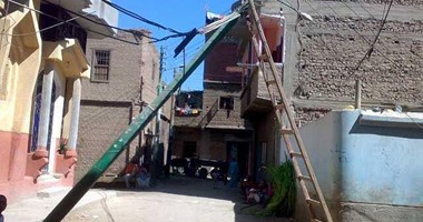 سقوط عمود إنارة وسط شارع بقرية الحجز بالبلينا يعرض حياة المواطنين للخطر