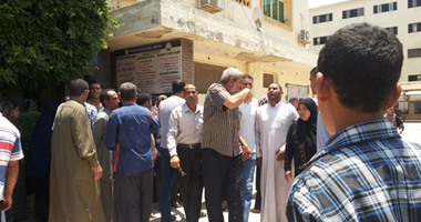 بالصور.. وقفة احتجاجية أمام مبنى محافظة كفر الشيخ احتجاجا على قلة مياه الشرب