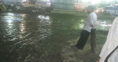  أهالى "كفر طهرمس" يتجمهرون أمام محافظة الجيزة بسبب غرق الشوارع بمياه الصرف