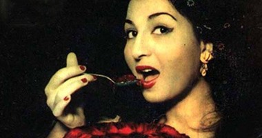 فى صورة نادرة.. نعيمة عاكف تأكل "الجيلى"