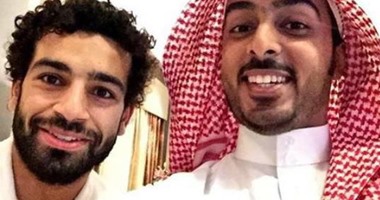 بالصور.. محمد صلاح يؤدى مناسك عمرة رمضان قبل تحديد مصيره