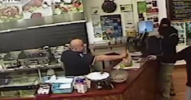 فيديو تجاهل البائع المصرى لصا داخل مطعم فى نيوزيلندا يحقق ربع مليون مشاهدة