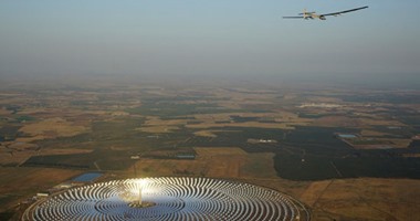 "سولار إمبلس" تعيد نشر صورة للطائرة فوق مصنع للطاقة الشمسية بإسبانيا