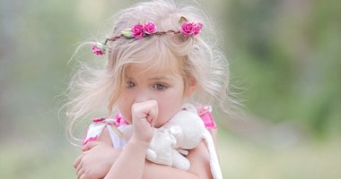 دراسة تخالف كل التوقعات: قضم الأظافر يقوى مناعة الأطفال ويقاوم الحساسية