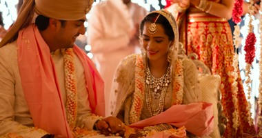بسبب انقطاع الكهرباء.. شقيقتان هنديتان تتبادلان العرسان بالخطأ خلال طقوس الزواج