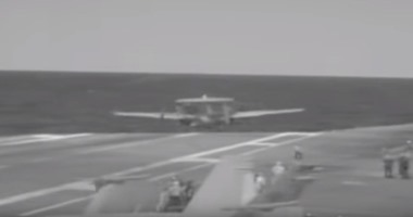 بالفيديو.. طيار أمريكى ينقذ طائرة حربية من السقوط فى البحر ببراعة