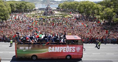 بالفيديو.. احتفالات نجوم البرتغال تتواصل مع الجماهير بعد الفوز باليورو