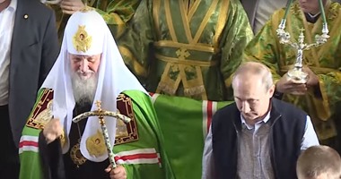 بالفيديو.. بوتين يصلى على أرواح الضحايا الروس فى سوريا
