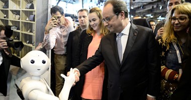 بالصور.. الرئيس الفرنسى يصافح الروبوت "واتسون" خلال معرض viva فى باريس