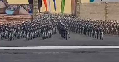 بالفيديو.. طلاب معهد ضباط الصف يستعرضون القتال المتلاحم أمام الرئيس السيسى 