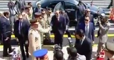 بالفيديو.. شاهد لحظة استقبال الرئيس السيسى للمشير طنطاوى بمعهد ضباط الصف