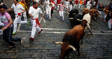بالصور.. إصابة خمسة فى مهرجان سان فيرمين الإسبانى للركض مع الثيران