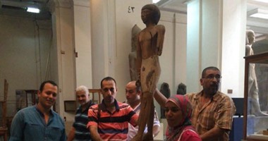 بالصور.. المتحف الكبير يتسلم 4 تماثيل خشبية تعود لعصر الدولة القديمة