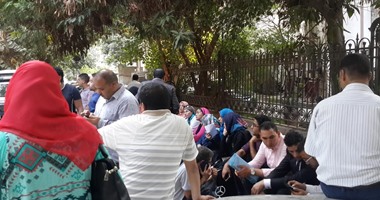 حملة الماجستير يتجمعون أمام قسم قصر النيل للمطالبة بالإفراج عن زملائهم