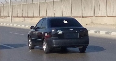 صحافة المواطن: قارئ يرصد سيارة طُمست لوحاتها المعدنية على طريق المطار