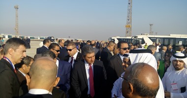 بالصور.. وزيرا الطيران والبيئة يستقبلان أول طائرة تعمل بالطاقة الشمسية بمطار القاهرة