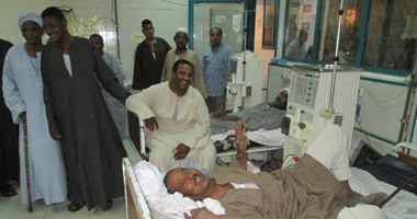 بالصور.. إضراب 48 مريضاً بالفشل الكلوى داخل مستشفى كوم أمبو بأسوان