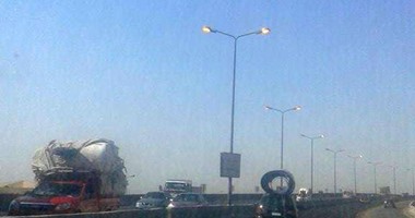 صحافة المواطن: بالصور.. إنارة أعمدة كهرباء نهاراً بمحور سعد الدين الشاذلى
