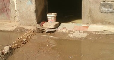 بالصور.. مياه الصرف الصحى داخل منازل "كعابيش" فى الهرم
