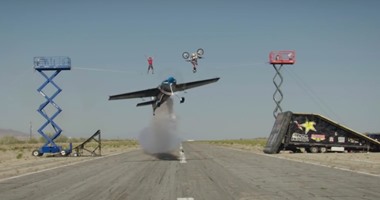 بالفيديو.. استعراض جنونى بطائرة وحبل مشدود ودراجة نارية
