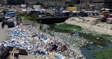 صحافة المواطن.. قارئ يرسل صورا لغلق القمامة والإشغالات الطرق بمطار إمبابة