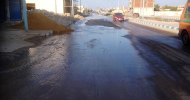  القاهرة: كسر خط مياه بشارع جسر السويس وانقطاع  المياه عن الحرفيين وقباء 