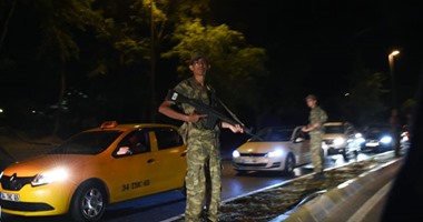 الجيش التركى يسيطر على أهم قاعدة جوية.. ورئيس الوزراء يطالب باستهدافها