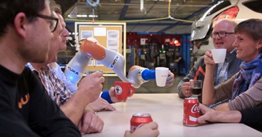 بالفيديو ..روبوت جديد من شركة "فورد" يساعد فى صناعة السيارات والقهوة