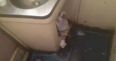 راكب يرصد سوء النظافة فى قطار رقم 943 المتجه من الإسكندرية لأسوان