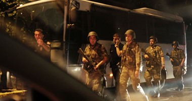 اعتقال 13 جندياً حاولوا اقتحام القصر الرئاسى بتركيا