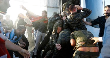 محتجون يطالبون بإعدام الجنود الأتراك المتهمين بمحاولة اغتيال إردوغان