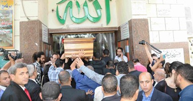 بالصور.. وصول جثمان طارق سليم إلى مسجد مصطفى محمود
