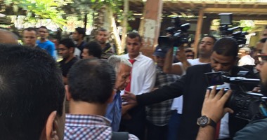 حسن حمدى يصل مسجد مصطفى محمود لحضور جنازة طارق سليم