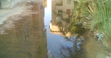 سكان مدينة الشروق يتعرضون لطفح مياه المجارى داخل الكتلة السكنية