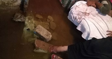 بالصور.. غرق أسرة فى مياه الصرف الصحى بالسويس