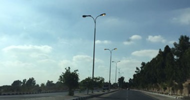 بالصور.. أعمدة الإنارة مضاءة صباحا فى شوارع مدينة العبور